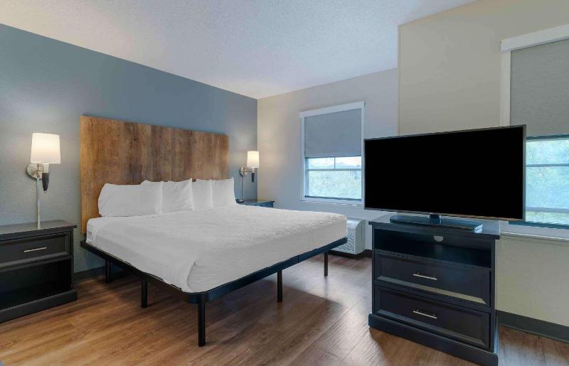 Deluxe Studio with 1 King Bed - Non-Smoking image 3