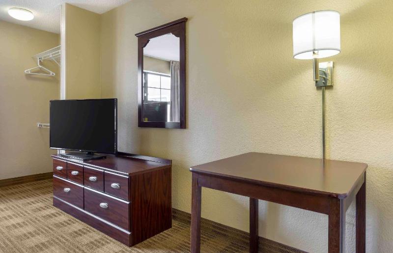 Queen studio with 1 Queen Bed - Disability Access/Non-Smoking image 2