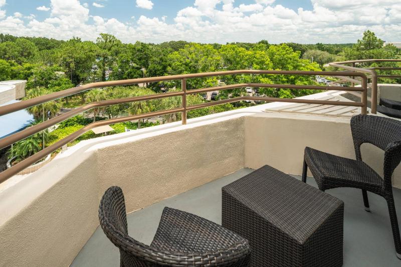 Traditional, Guest room, 1 King, Balcony image 4