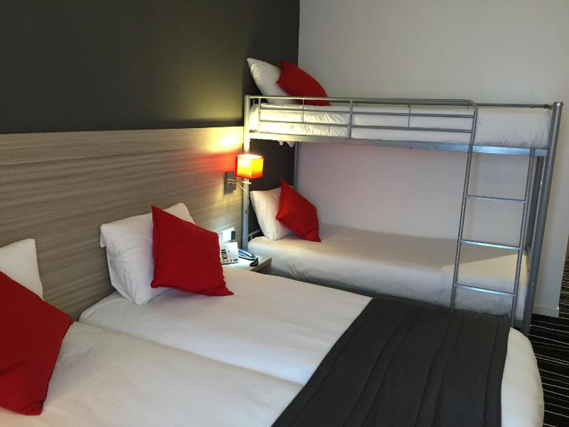 Quadruple Room image 4