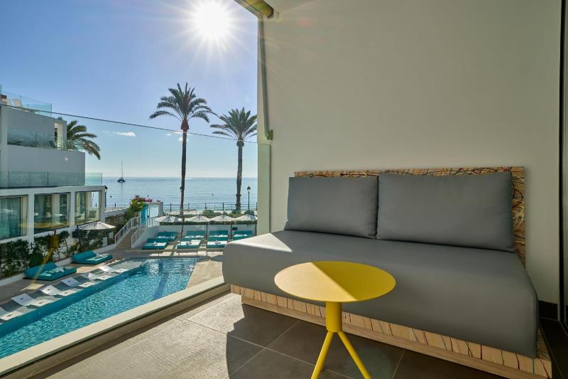 Fabulous King Room with Sea View and Balcony image 3