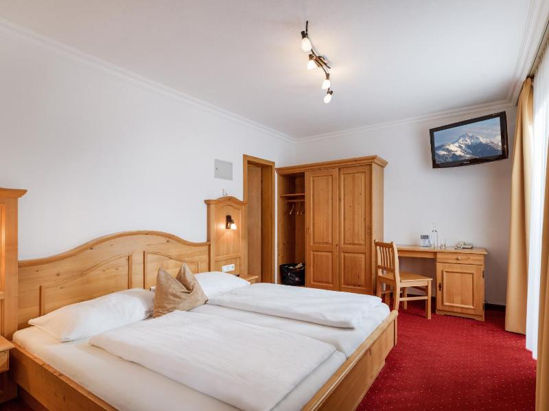 Small Double Room image 4