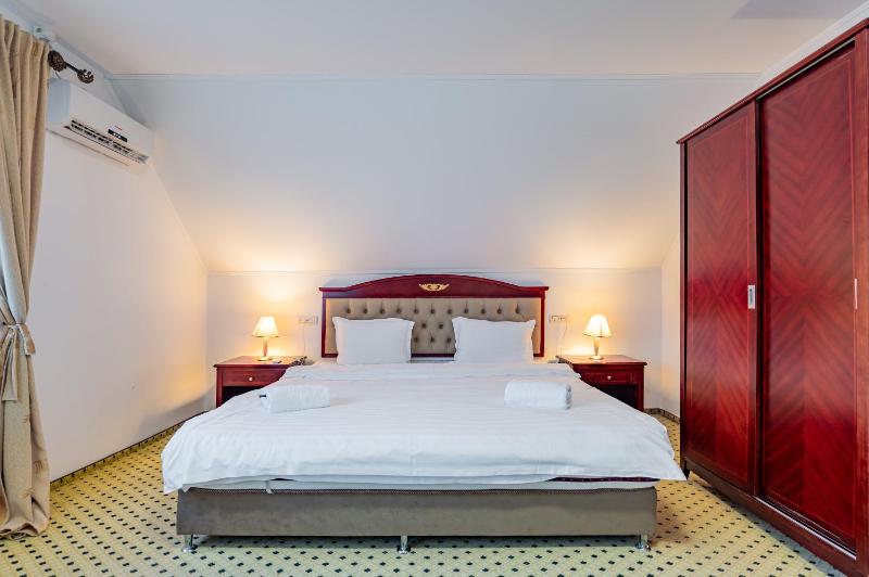 King Room with Spa Bath image 1