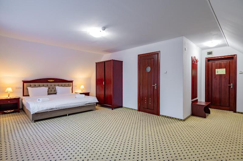 King Room with Spa Bath image 3