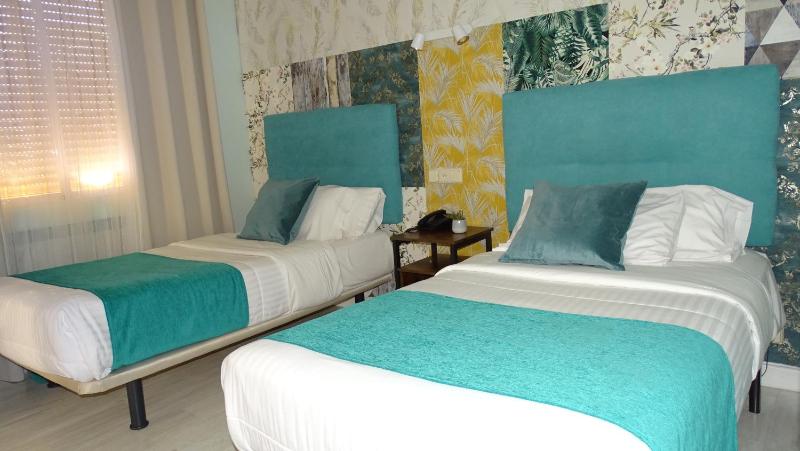 Standard Twin Room image 2