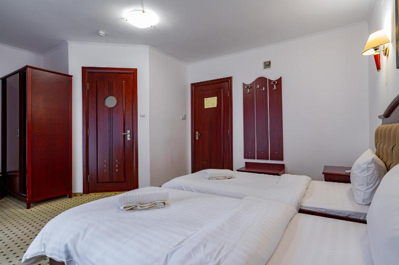 Twin Room image 4
