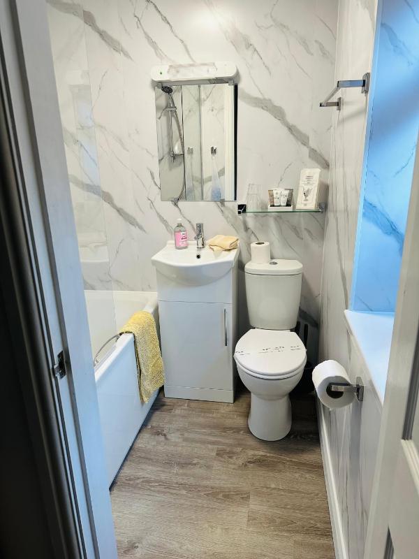 Large Twin Room - First Floor image 1
