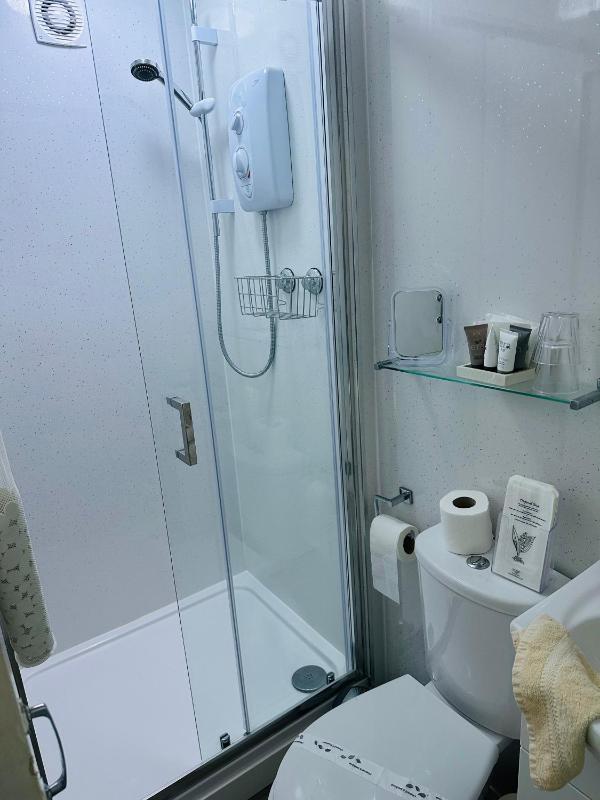 Twin Room - First Floor image 1