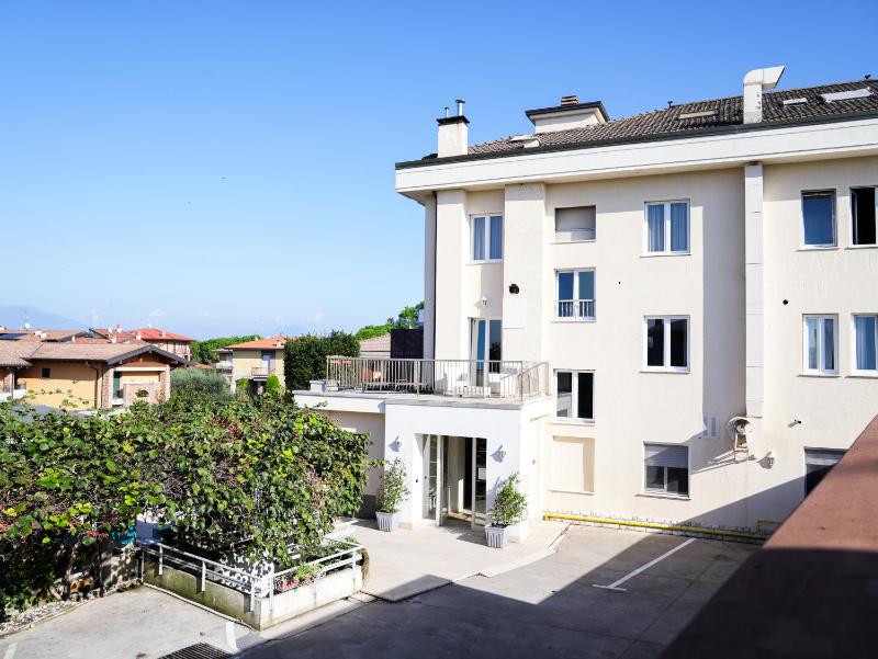 Double Room with Balcony image 4