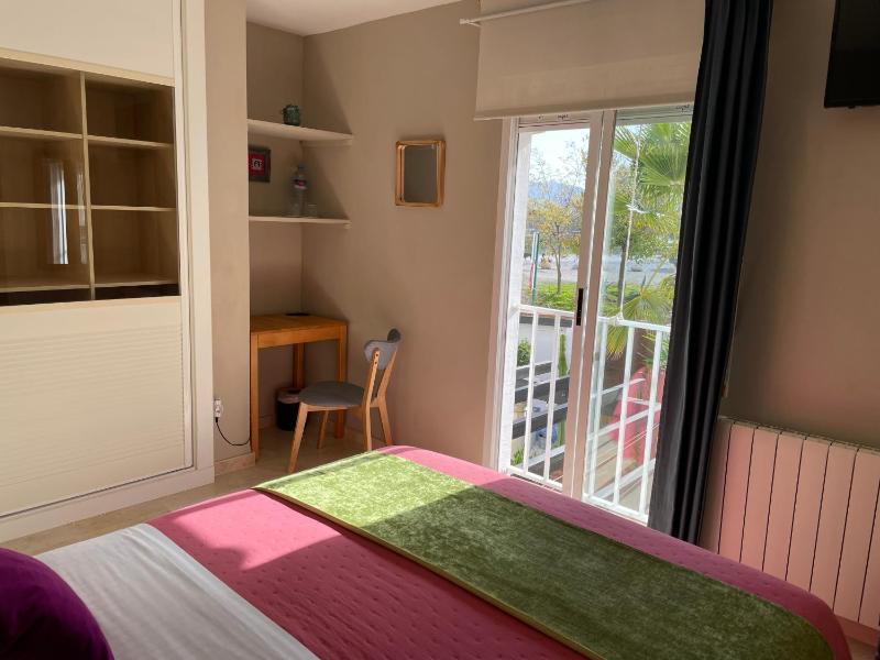 Deluxe Double Room with Extra Bed image 4