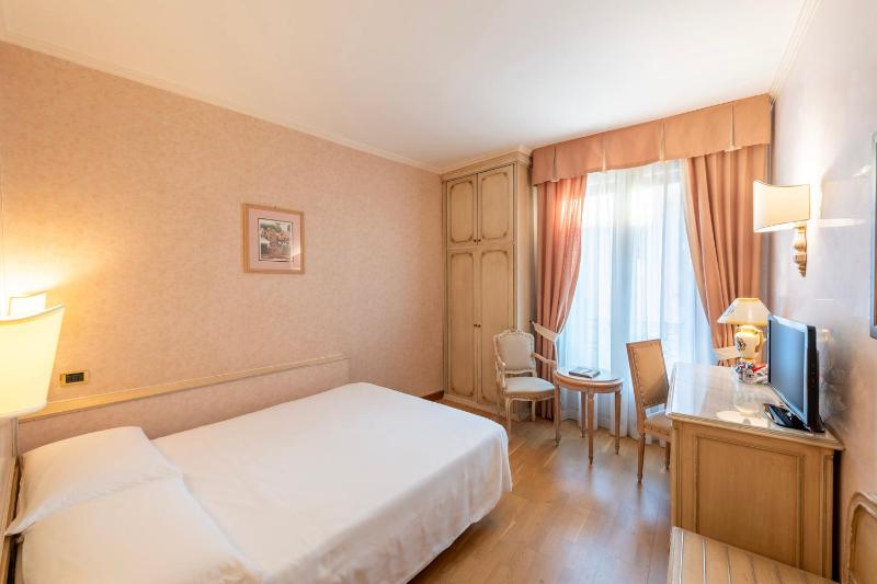 Standard Queen Room image 4