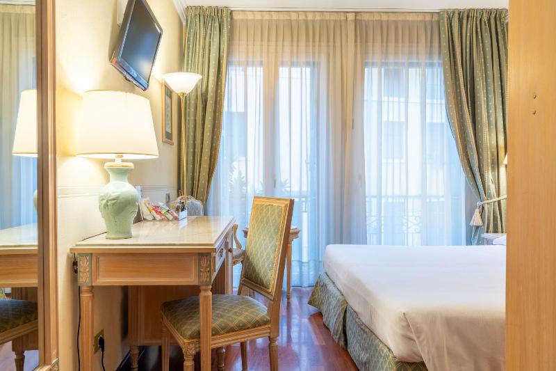 Standard Double or Twin Room image 4