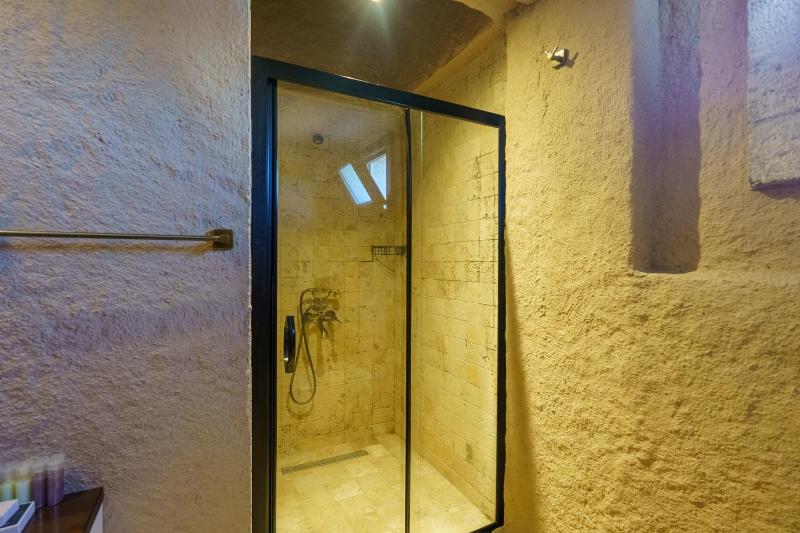 Double Room with Balcony image 2