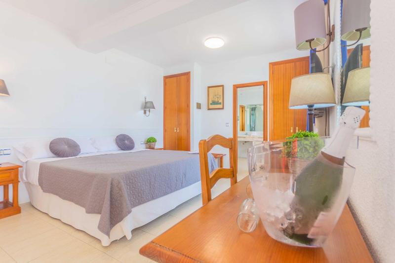 Deluxe Double Room with Sea View image 4
