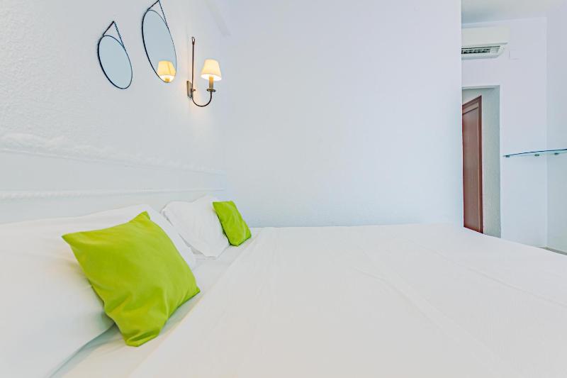 Standard Double Room image 4