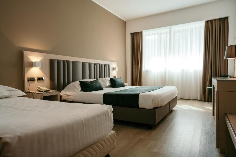 Standard Triple Room image 2