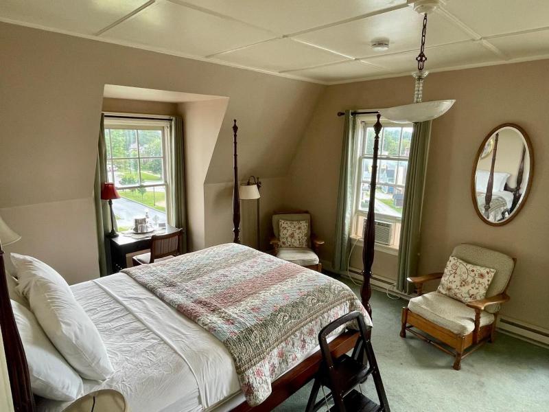 Queen Room image 3
