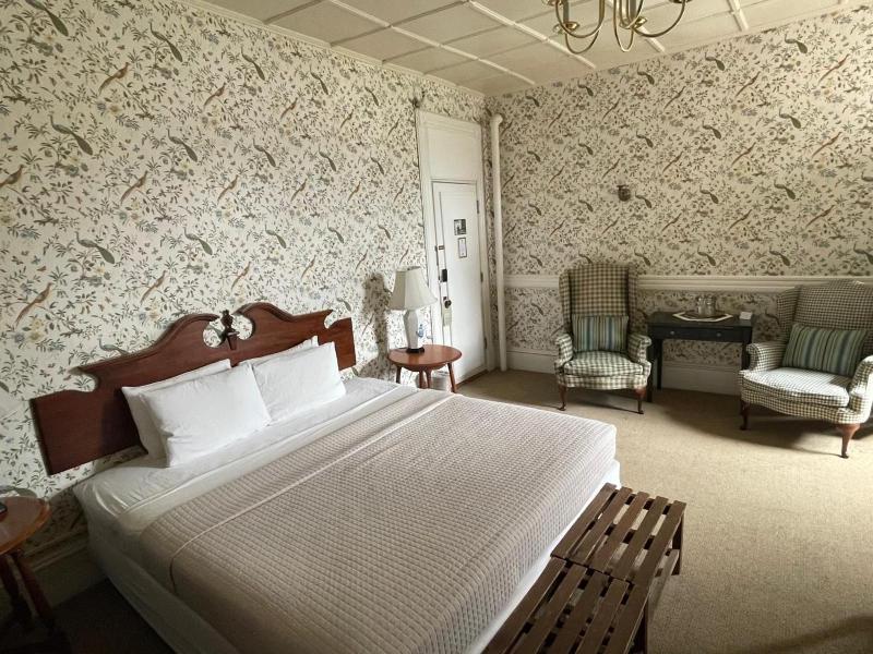 Deluxe King Room image 2