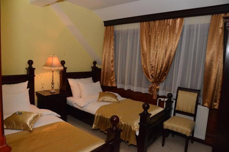 Standard Twin Room with Mountain View image 4