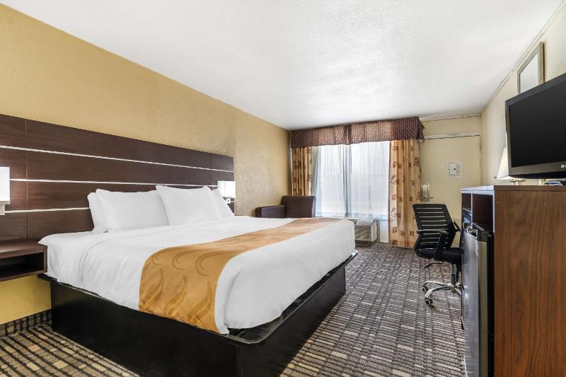 Standard King Room image 1