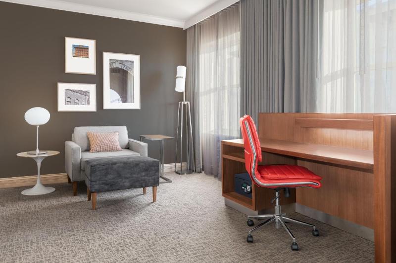 Standard King Room image 3