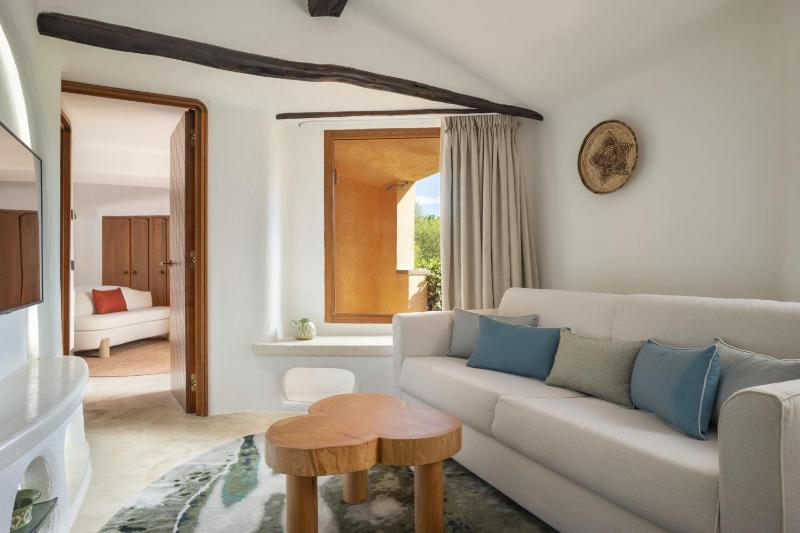 Contemporary Deluxe Suite, king bed, Inner View, terrace image 4