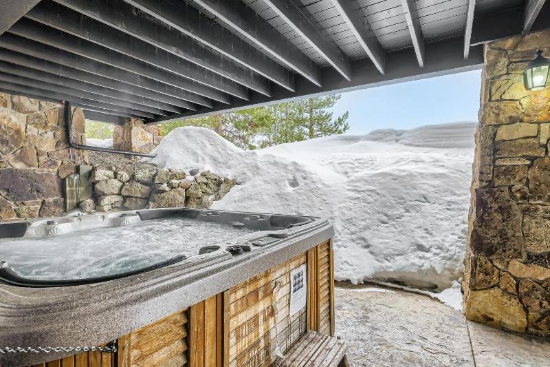 NEW LISTING! Après & Fairway Retreat home - image 16