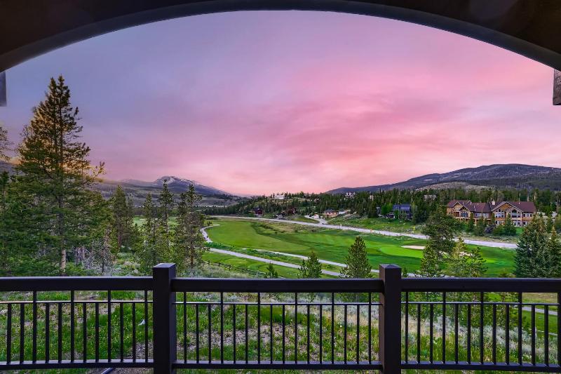 NEW LISTING! Après & Fairway Retreat home - image 40