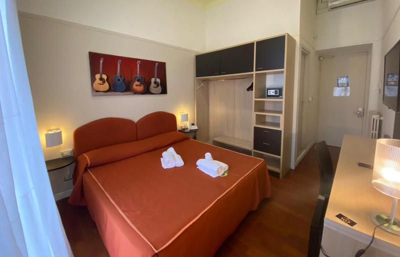 Double or Twin Room image 4