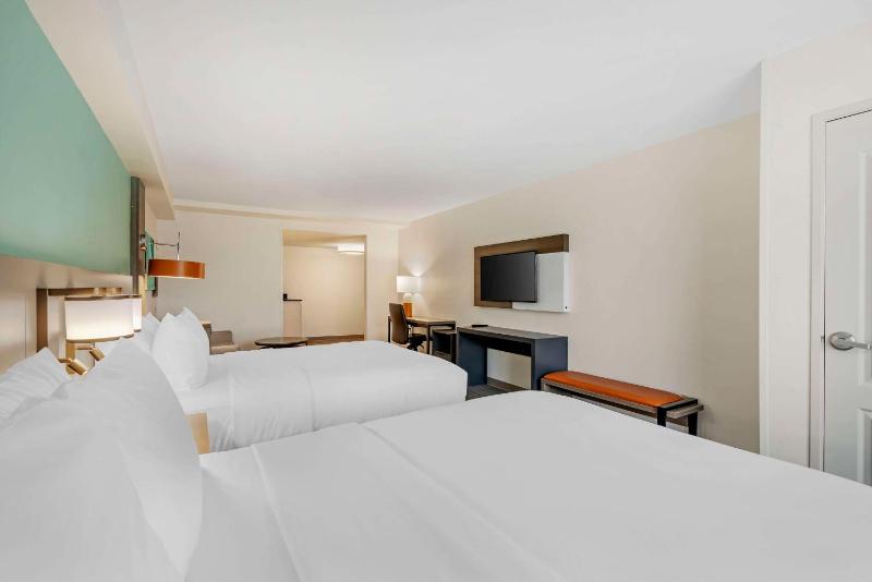 Queen Suite - Non-Smoking image 4