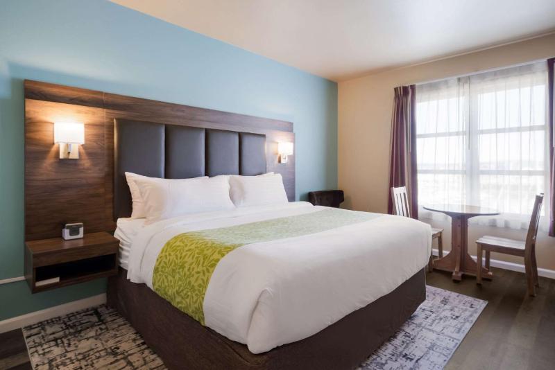 King Room with Marina View image 1