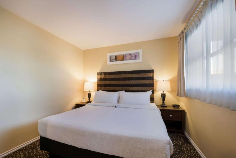 King Suite - Accessible/Non-Smoking image 4