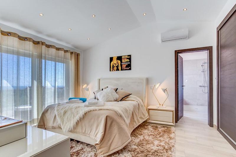 Villa Goldeneye - Luxury 6 Bedroom Villa - image 36