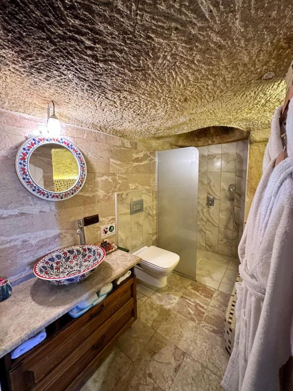 Honeymoon Cave Suite with Spa Bath image 2