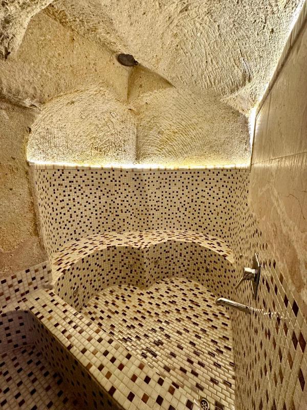 Honeymoon Cave Suite with Spa Bath image 3