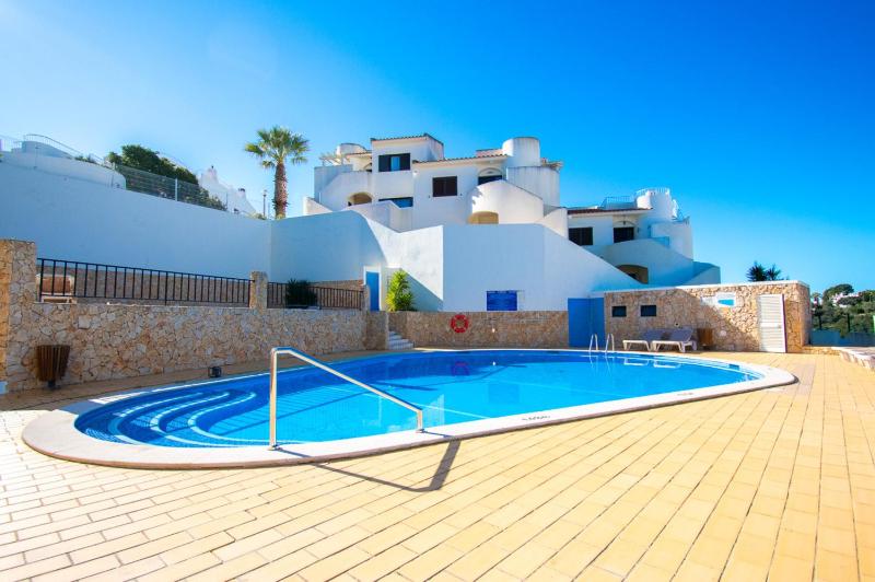 99B Hibiscus - Spacious 2-Bedroom Apartment with Pool Views - image 8