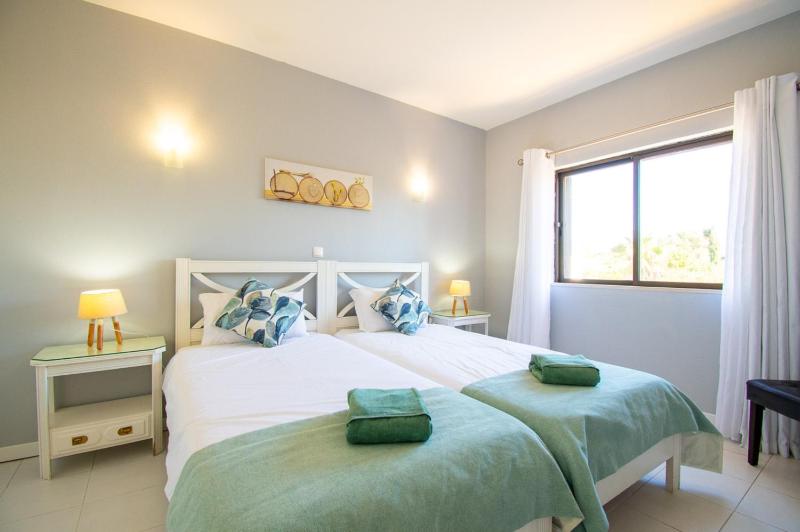 99B Hibiscus - Spacious 2-Bedroom Apartment with Pool Views - image 13