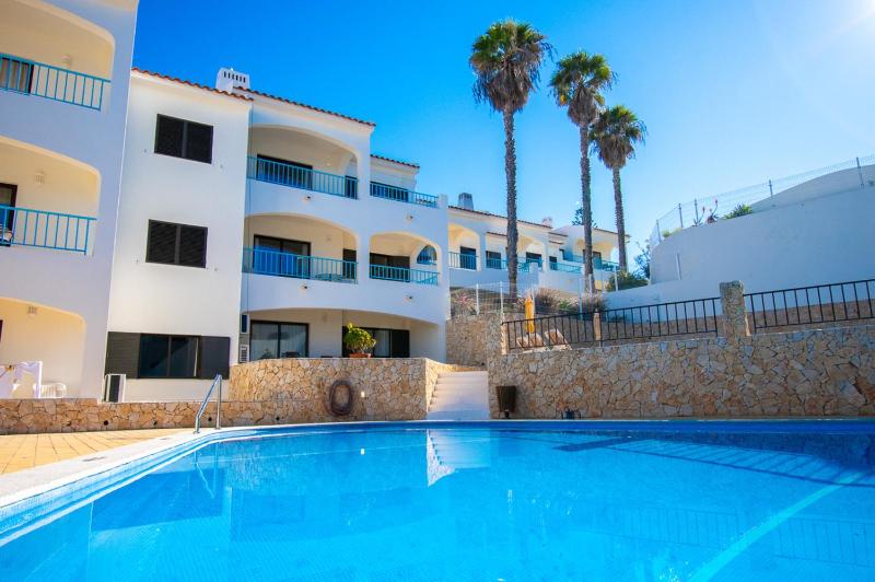 99B Hibiscus - Spacious 2-Bedroom Apartment with Pool Views - image 5