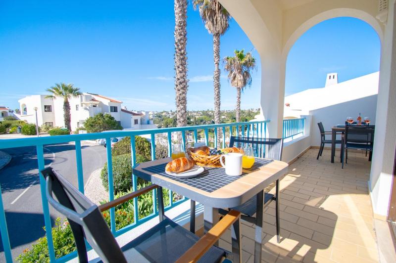 99B Hibiscus - Spacious 2-Bedroom Apartment with Pool Views - image 3