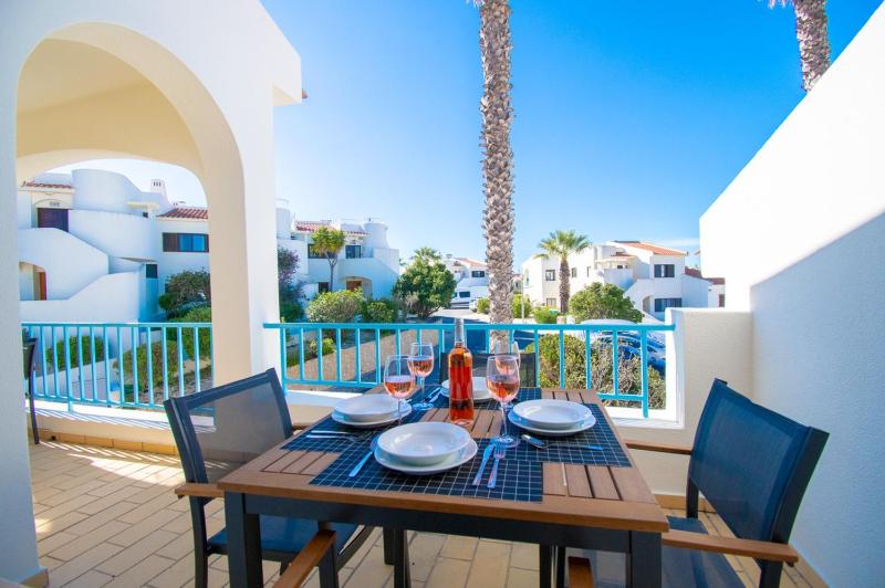 99B Hibiscus - Spacious 2-Bedroom Apartment with Pool Views - image 7