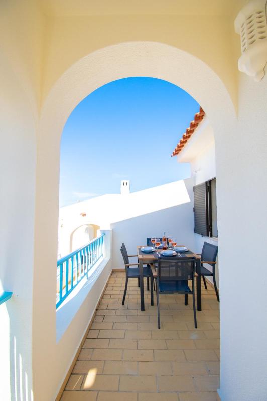 99B Hibiscus - Spacious 2-Bedroom Apartment with Pool Views - image 4