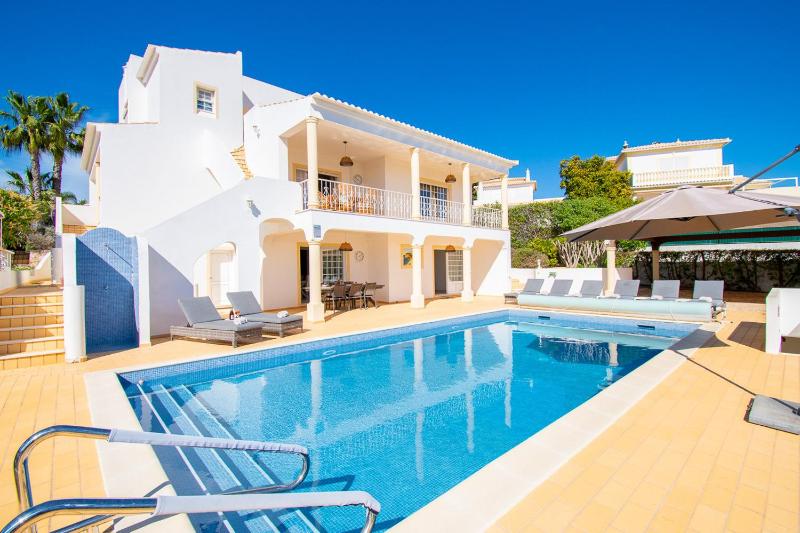 Casa Filipa Lower Floor - Charming 3-Bedroom Villa with Heated Pool - image 23