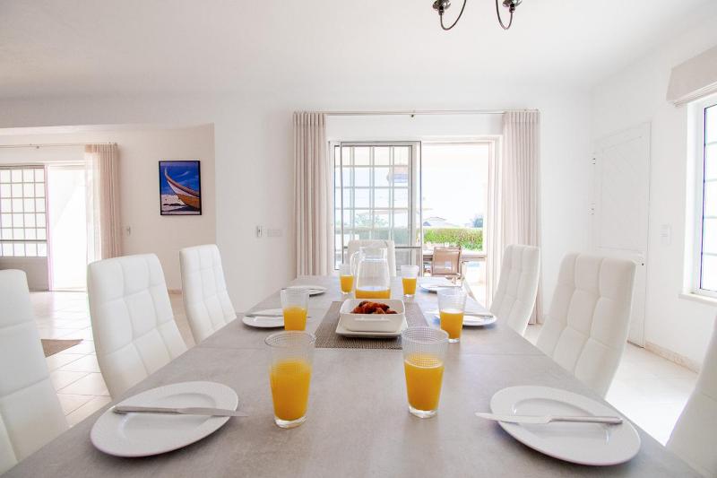 Casa Filipa Lower Floor - Charming 3-Bedroom Villa with Heated Pool - image 16