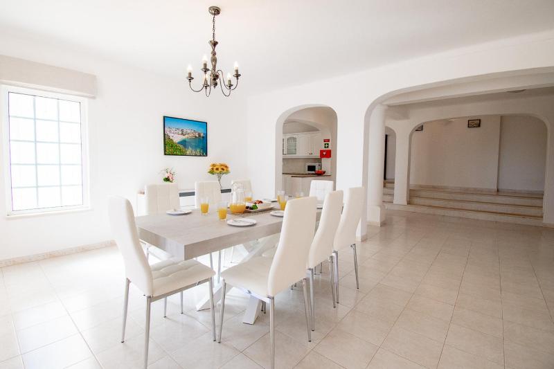 Casa Filipa Lower Floor - Charming 3-Bedroom Villa with Heated Pool - image 11