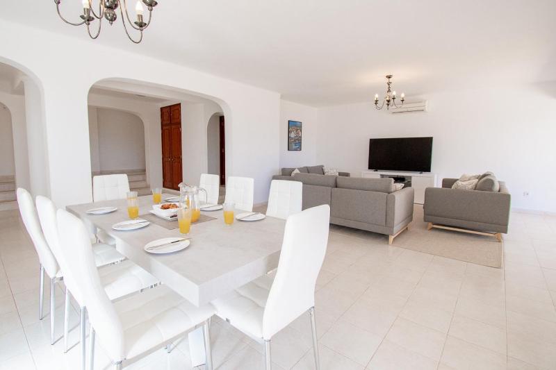 Casa Filipa Lower Floor - Charming 3-Bedroom Villa with Heated Pool - image 33