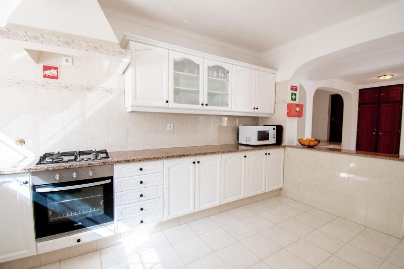 Casa Filipa Lower Floor - Charming 3-Bedroom Villa with Heated Pool - image 18