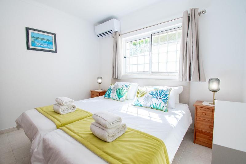 Casa Filipa Lower Floor - Charming 3-Bedroom Villa with Heated Pool - image 28