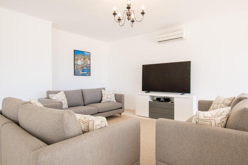 Casa Filipa Lower Floor - Charming 3-Bedroom Villa with Heated Pool - image 31