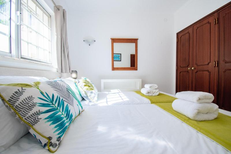 Casa Filipa Lower Floor - Charming 3-Bedroom Villa with Heated Pool - image 27