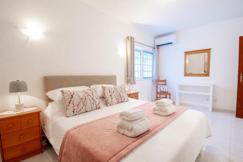 Casa Filipa Lower Floor - Charming 3-Bedroom Villa with Heated Pool - image 10